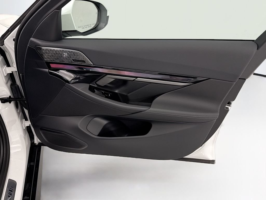 New 2027 White Metallic BMW 550e xDrive image 24