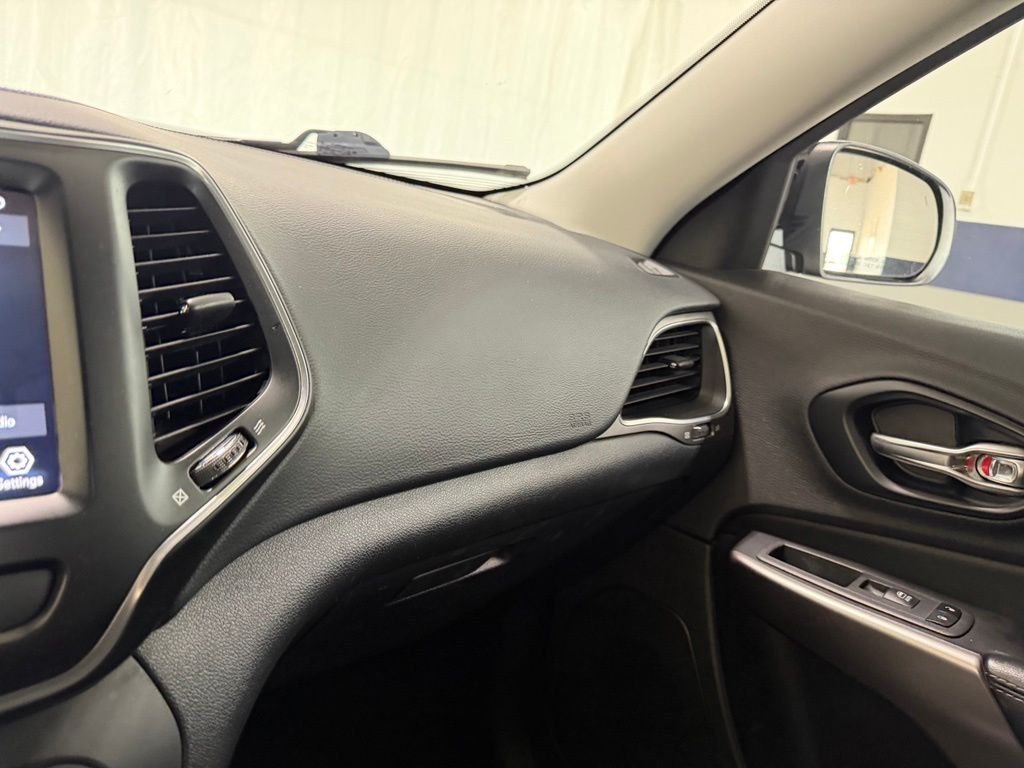 Used 2022 Black Jeep Latitude Lux image 20