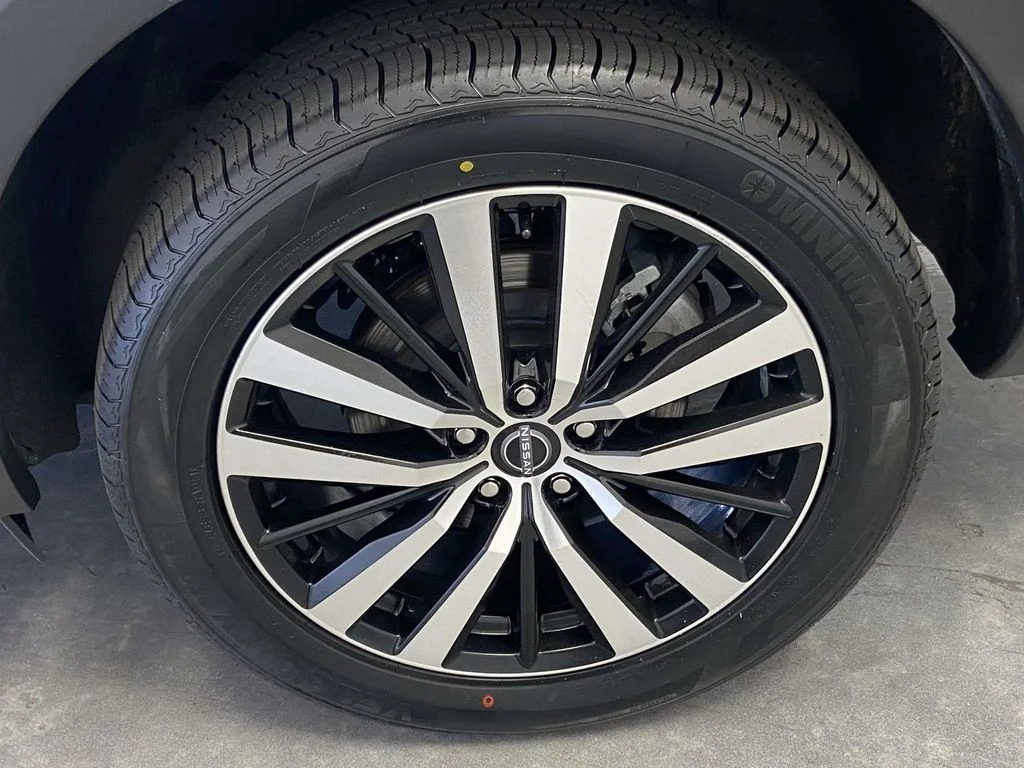 Used 2023 White Nissan Platinum image 9