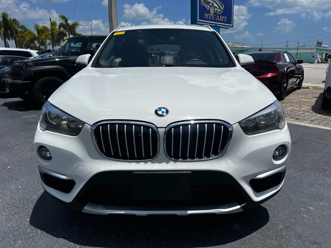 Used 2018  BMW xDrive28i image 11
