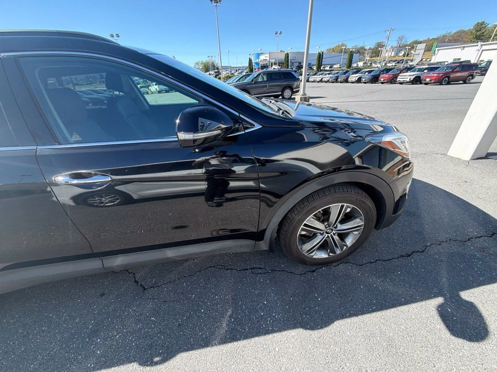 Used 2016 Black Hyundai SE image 13