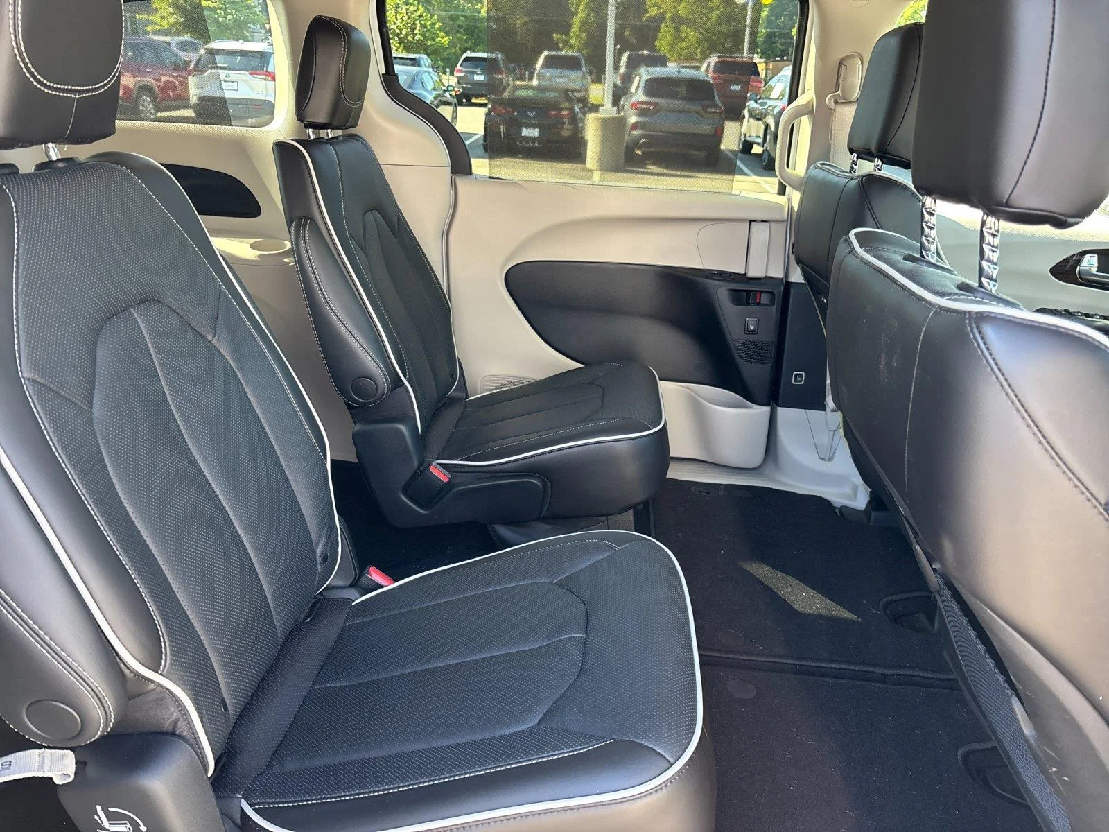 Used 2023  Chrysler Limited image 37