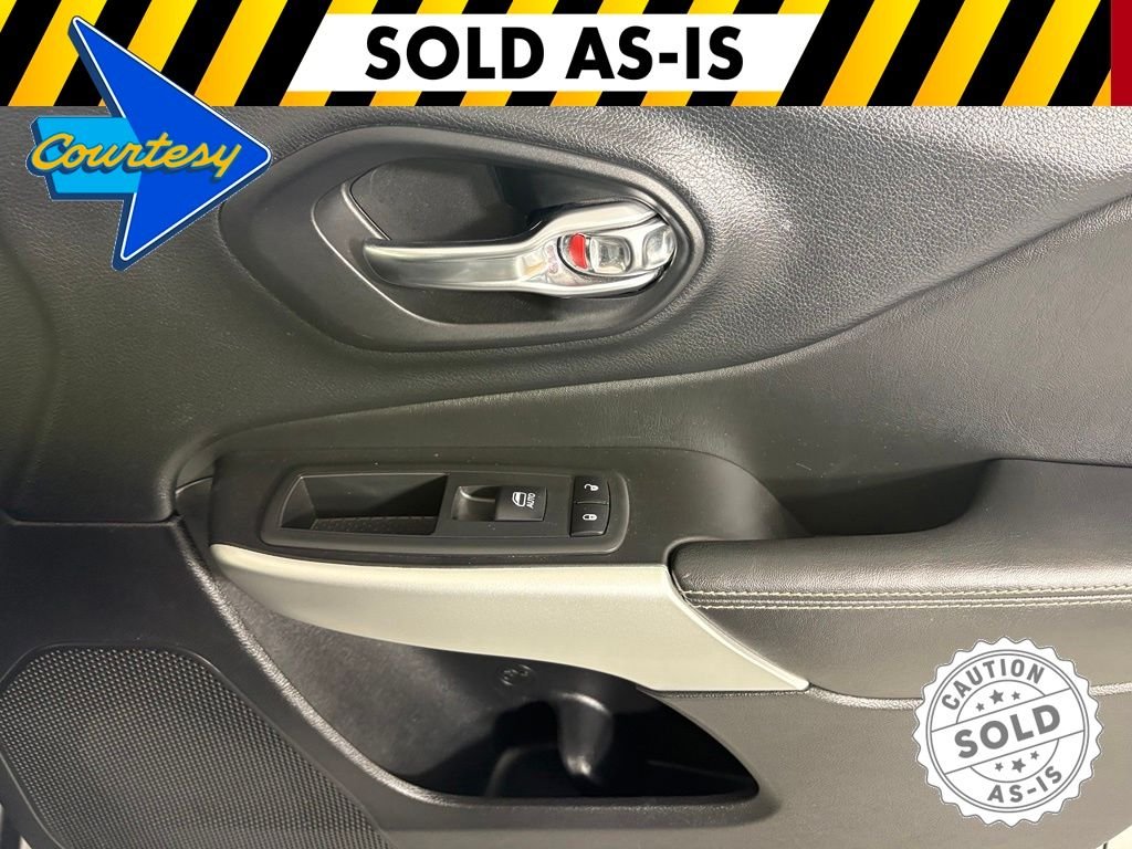 Used 2018 Silver Jeep Latitude Plus image 12