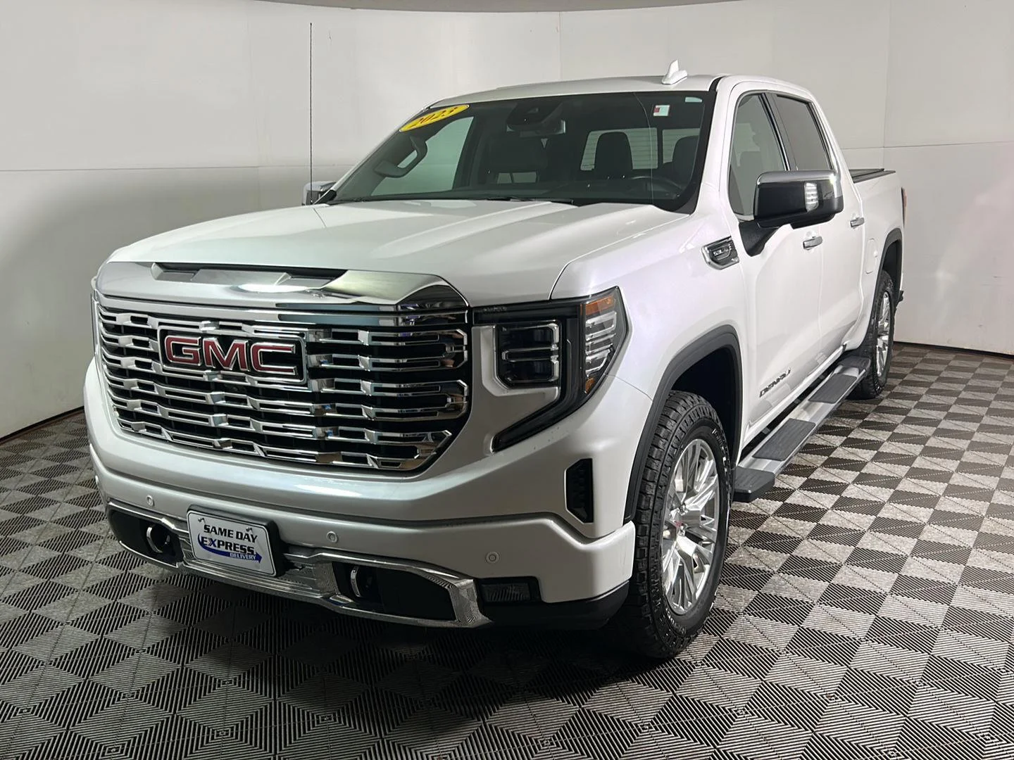 Used 2023 White Frost Tricoat GMC Denali image 11