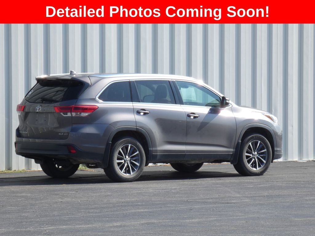 Used 2019 Gray Toyota XLE image 3