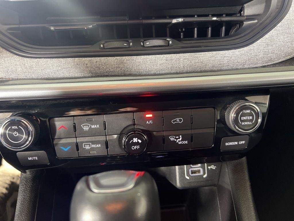 Used 2022 Granite Crystal Metallic Clear Jeep Latitude image 19