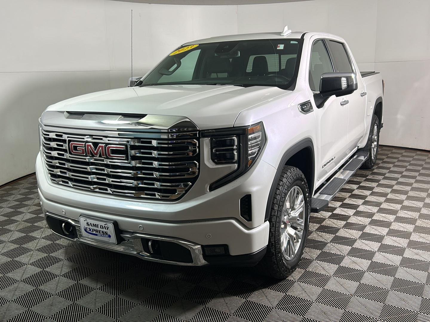 Used 2023 White Frost Tricoat GMC Denali image 11