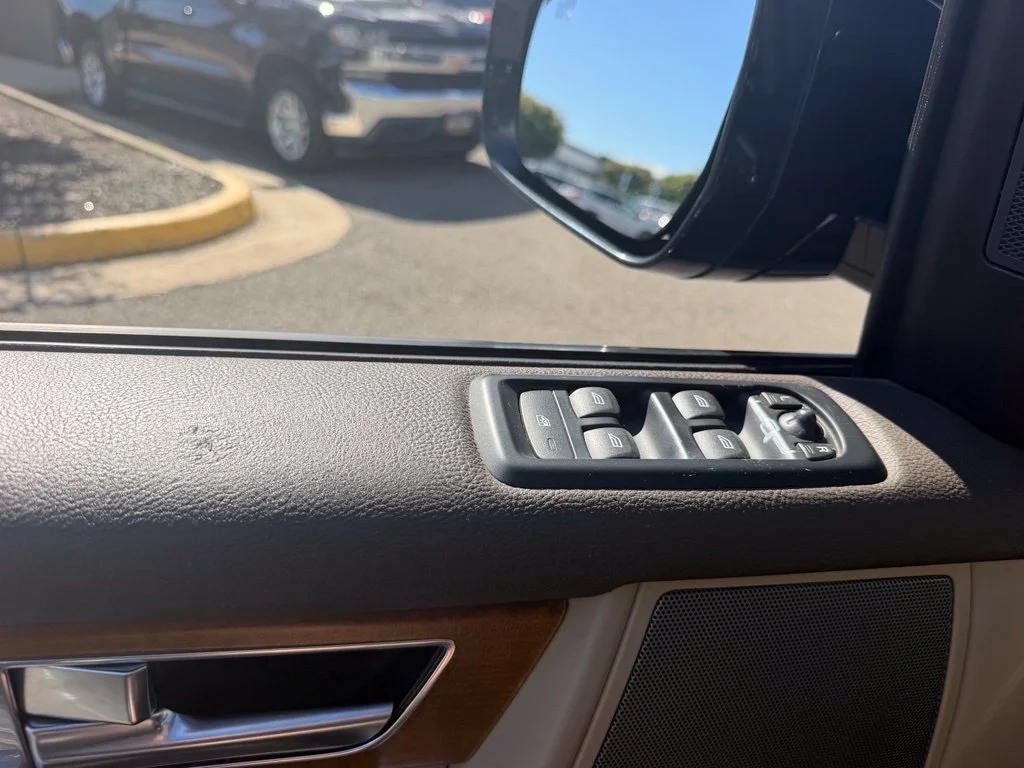 Used 2016 Blue Land Rover HSE image 12