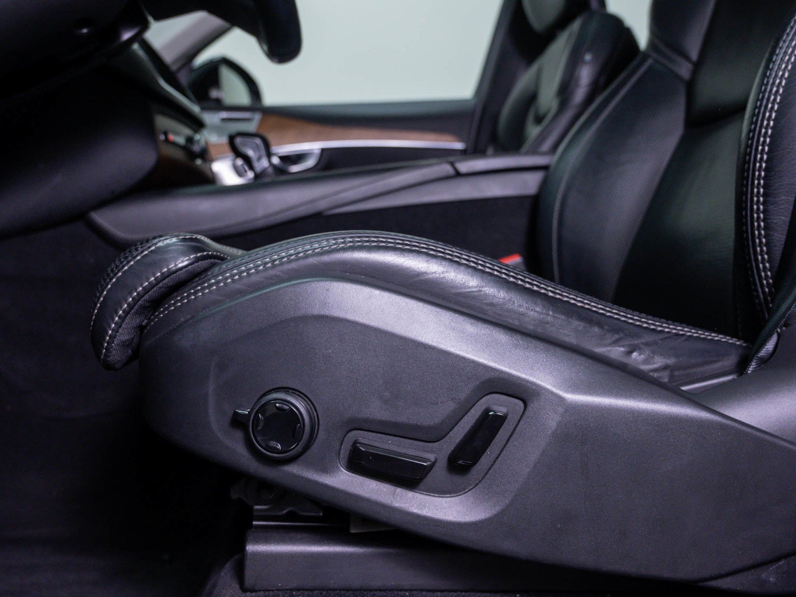 Used 2018 Onyx Black Metallic Volvo Inscription image 20