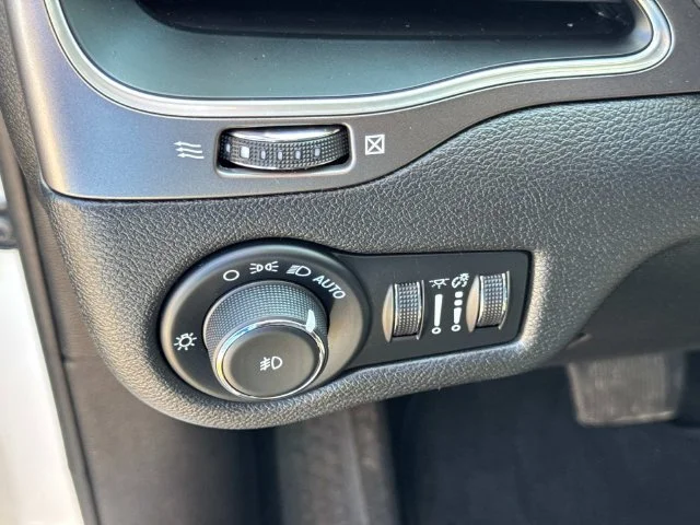 Used 2021 White Jeep Latitude Lux image 29