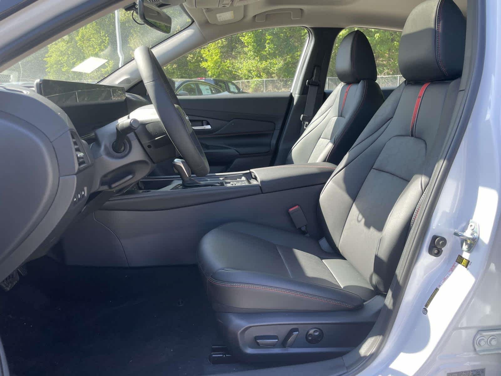 New 2026 Aspen White Tricoat/Super Black Nissan SR image 16