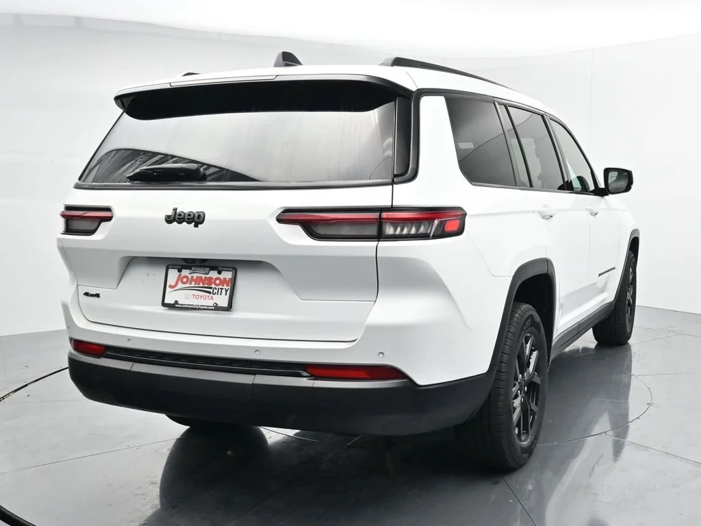 Used 2024 White Jeep Altitude image 5