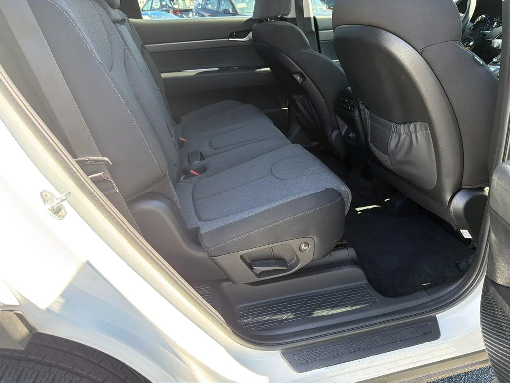Used 2022 White Hyundai SE image 15
