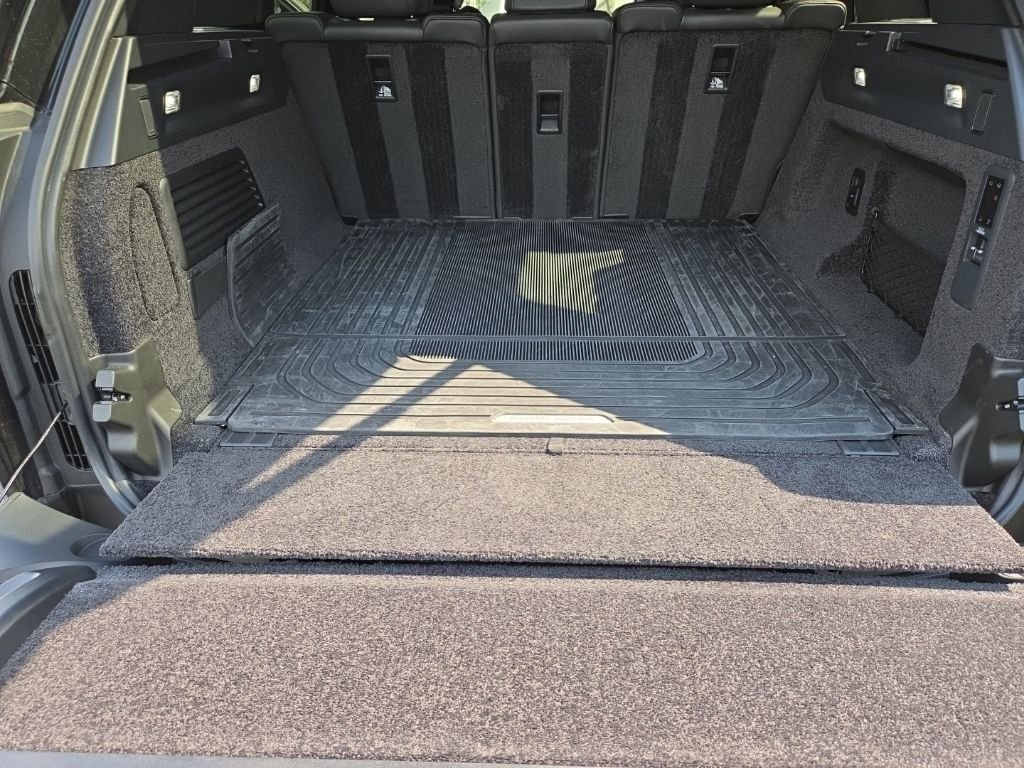 Used 2025 Santorini Black Metallic Land Rover SE image 13