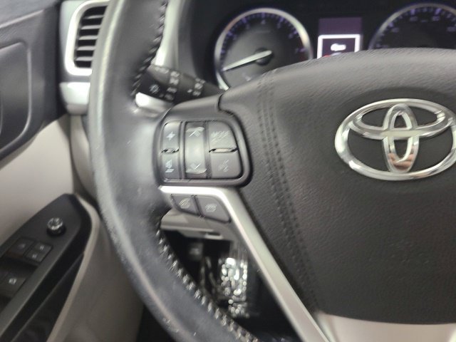 Used 2015 Predawn Gray Mica Toyota XLE image 25