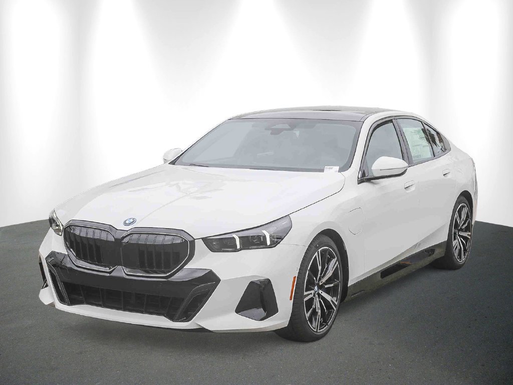 New 2027 Alpine White BMW 550e xDrive image 3