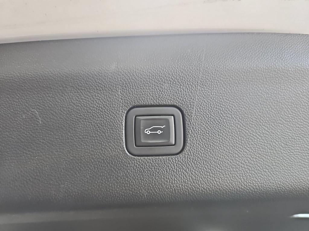 Used 2023 WHITE FROST TRICOAT Buick Avenir image 17