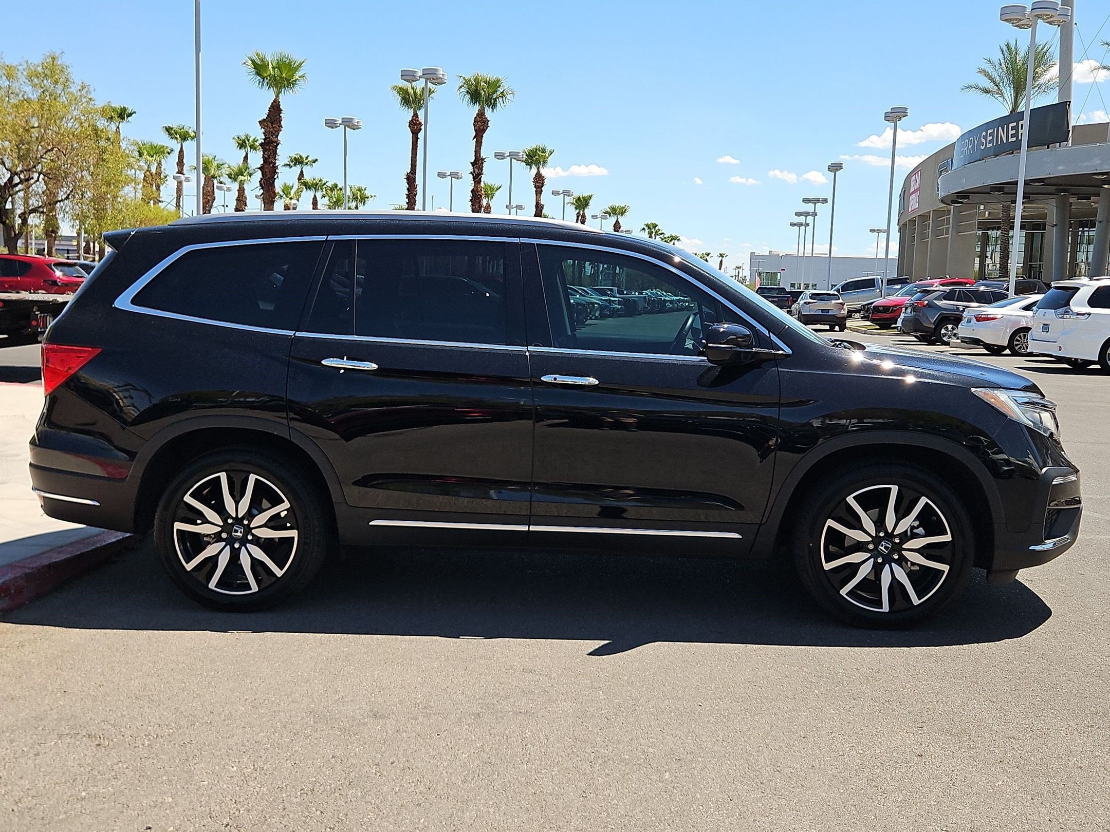 Used 2022 Crystal Black Pearl Honda Touring 7-Passenger image 6