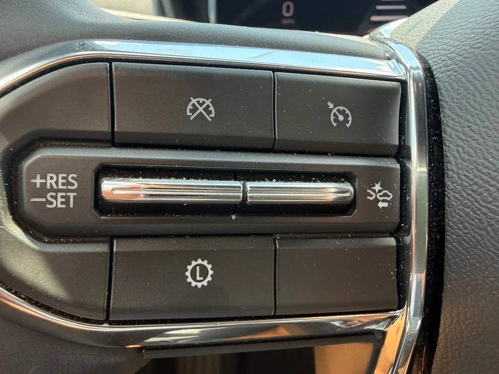 Used 2025 Silver GMC Elevation image 20