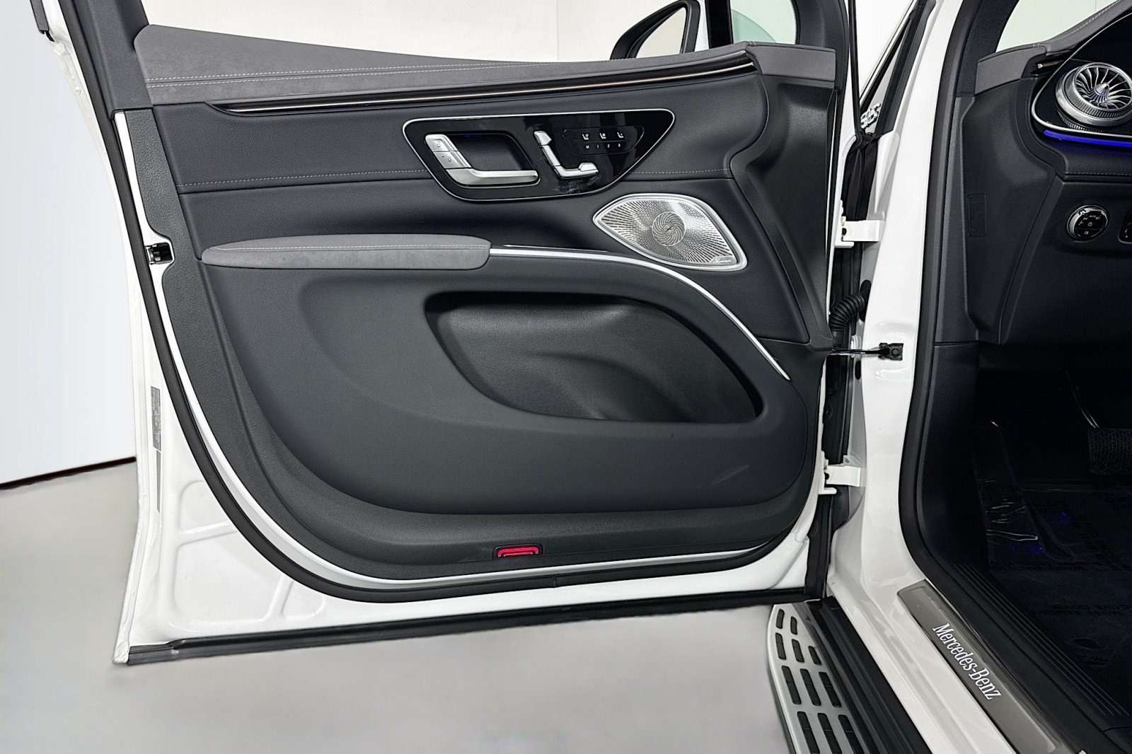 New 2026 Polar White Mercedes-Benz EQS 400 4MATIC® SUV image 20