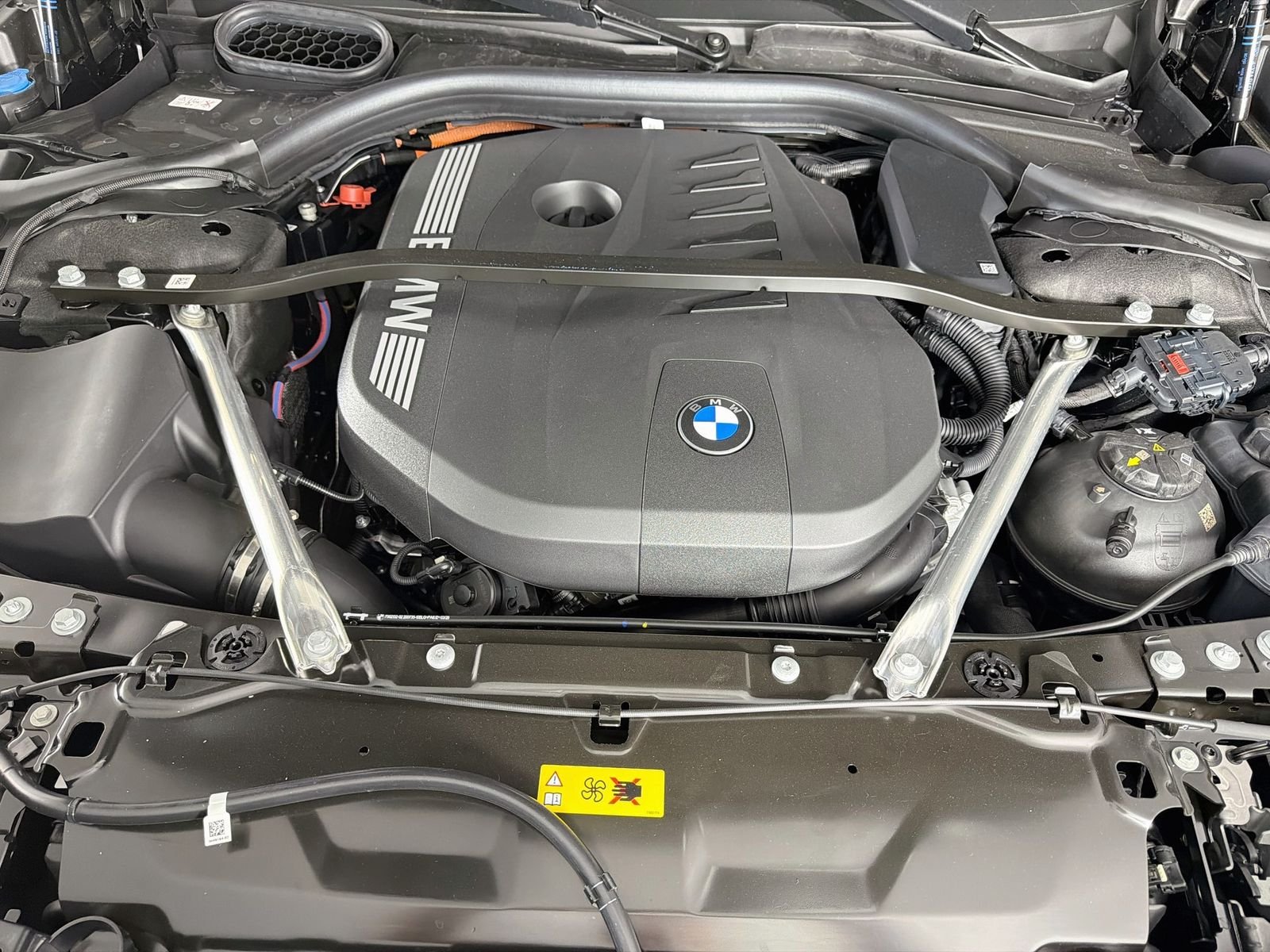 New 2026 Black Sapphire Metallic BMW 750e xDrive image 32