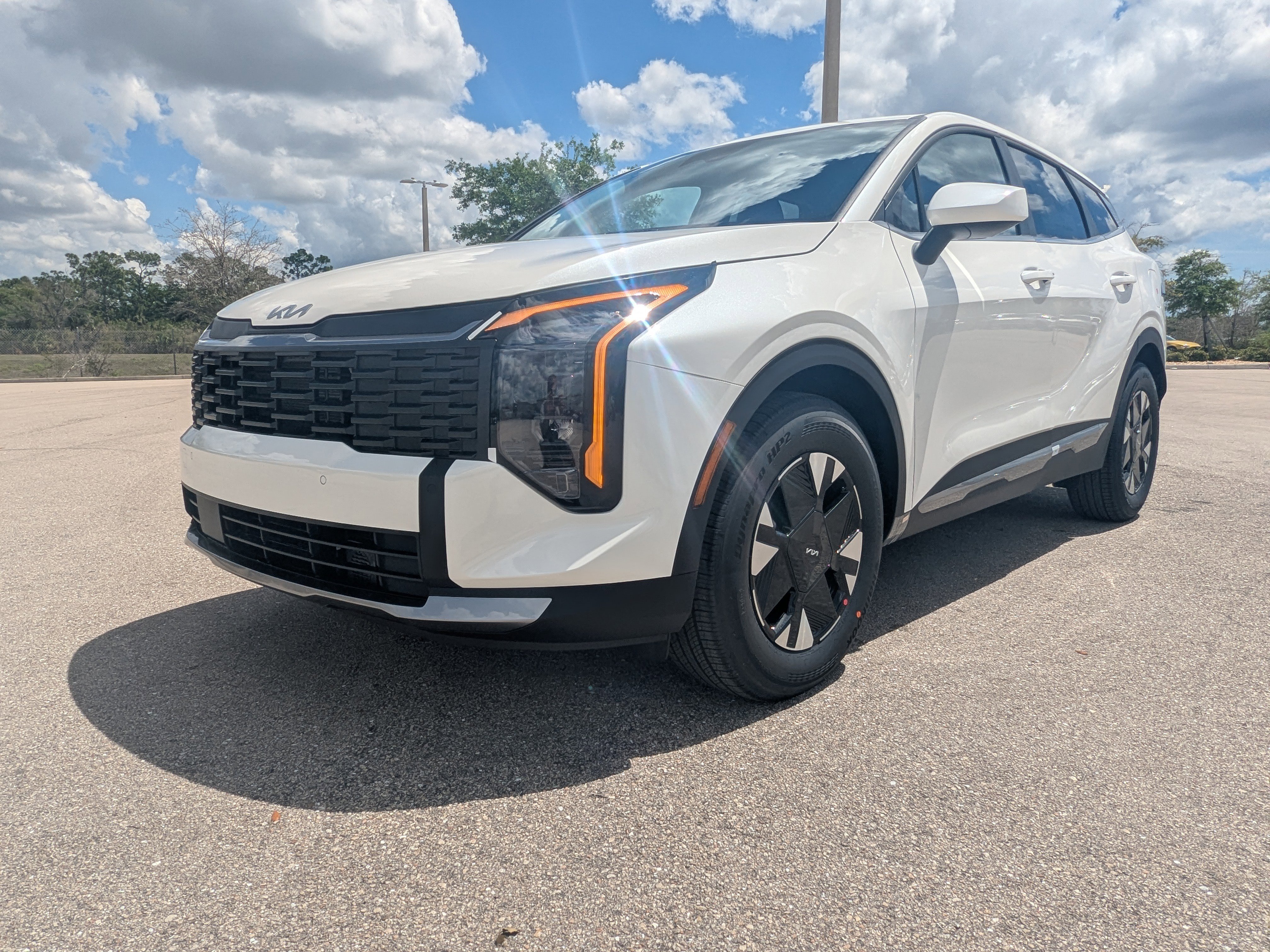 New 2026 Snow White Pearl Kia LX image 9
