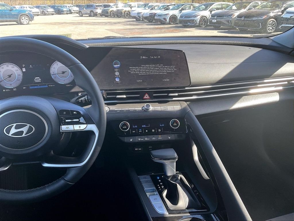 Used 2025 White Hyundai SEL Convenience image 18