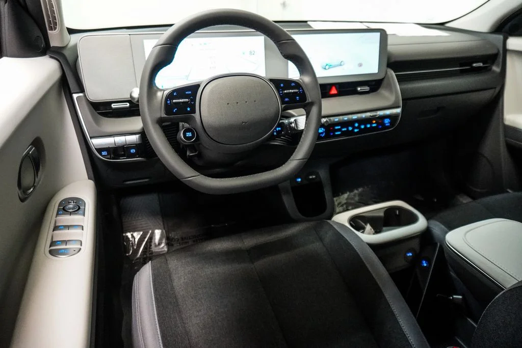 Used 2023 Black Hyundai SE image 12