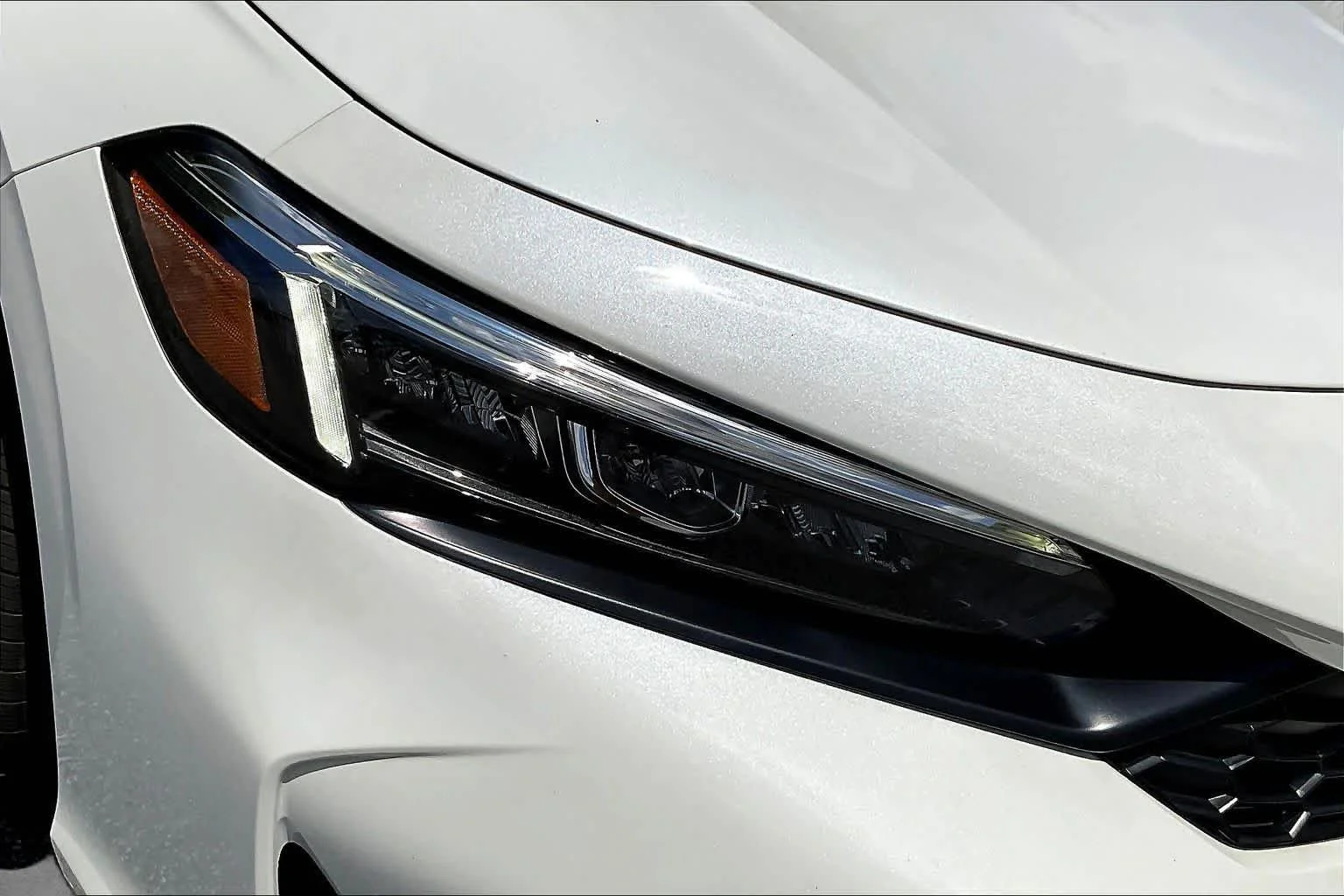 Used 2025 Platinum White Pearl Honda LX image 27