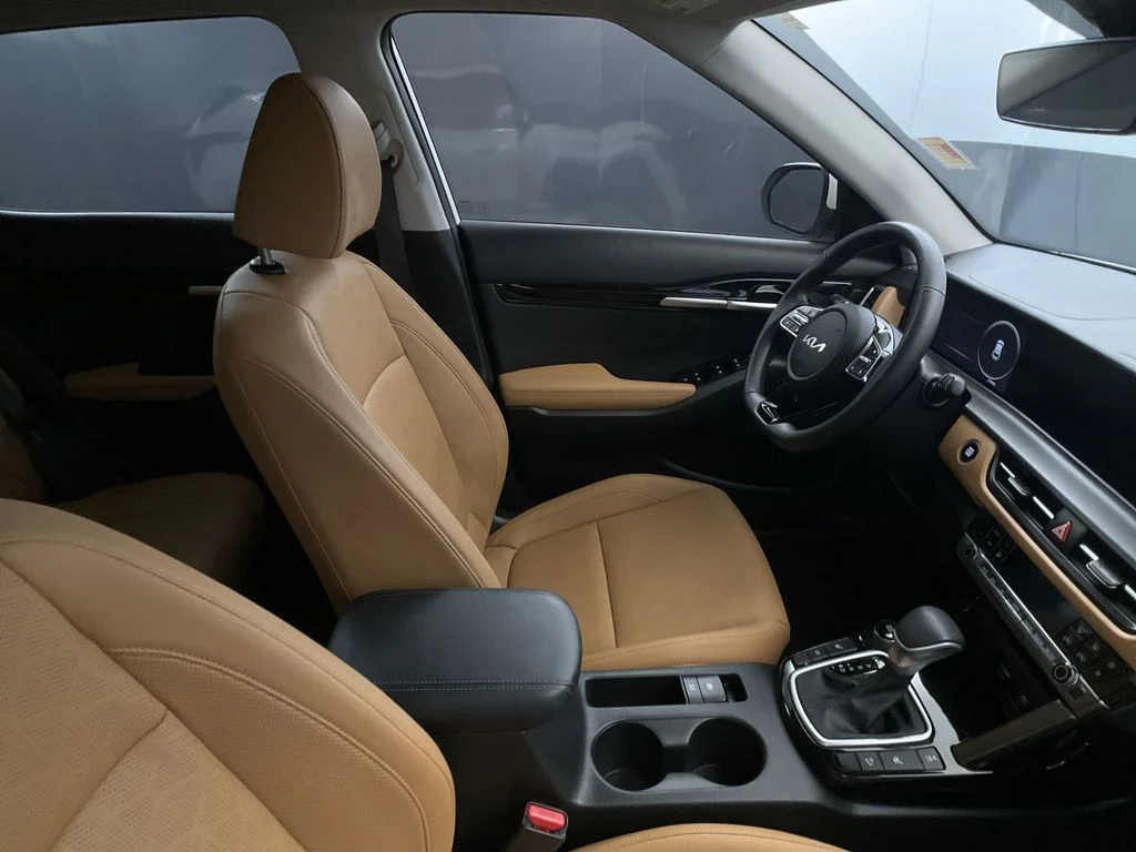 Used 2024 Snow White Pearl Kia SX image 26