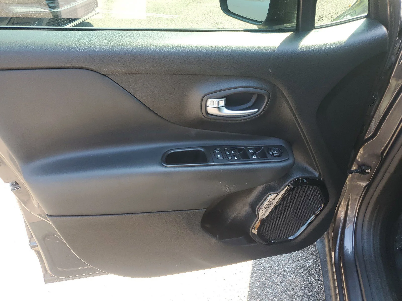 Used 2018 Granite Crystal Metallic Clearcoat Jeep Altitude image 9