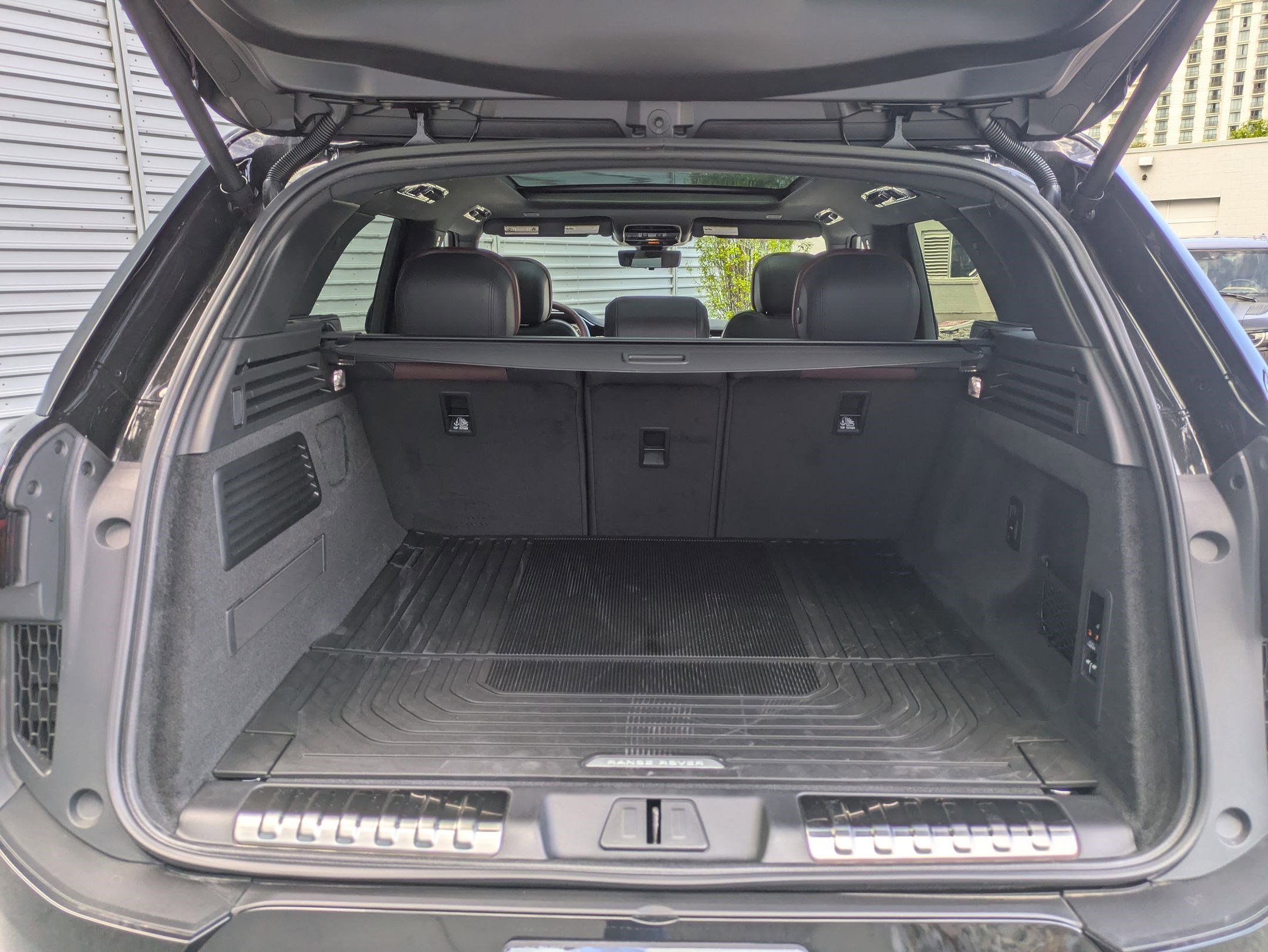 New 2026 Santorini Black Land Rover P400 Dynamic SE image 30