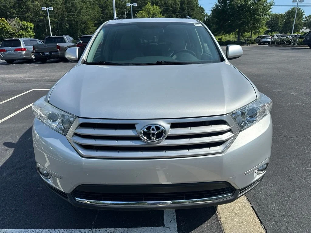 Used 2013 Classic Silver Metallic Toyota SE image 8