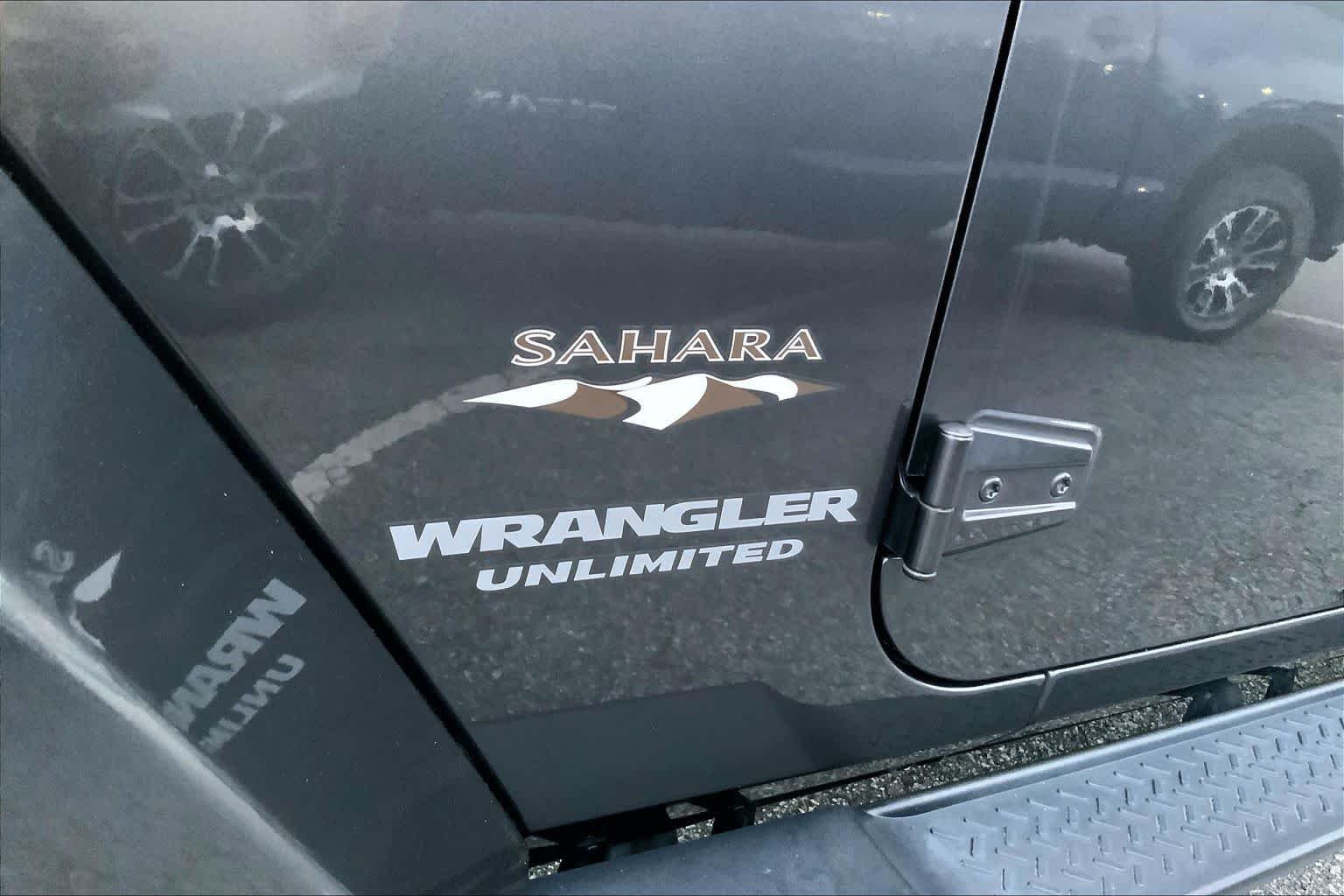 Used 2017 Granite Crystal Met. Clear Coat Jeep Sahara image 30