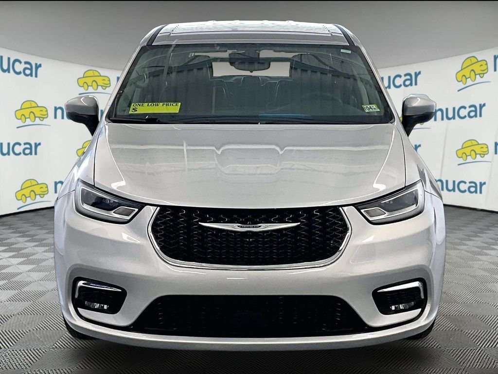 Used 2023 Silver Chrysler Touring L image 2