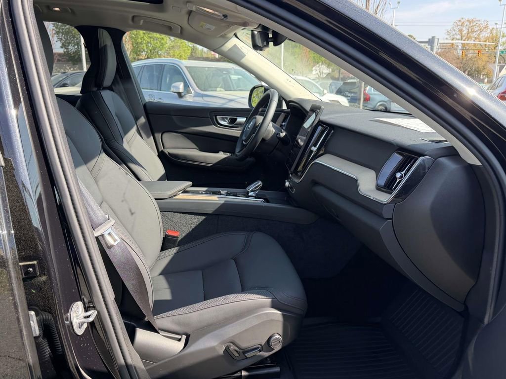 2026 Volvo XC60 Plus - Photo 11