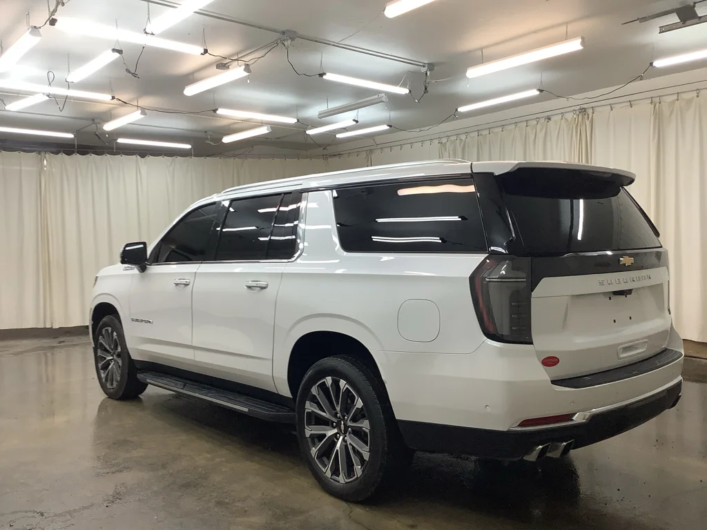 Used 2025 IRIDESCENT PEARL TRICOAT Chevrolet High Country image 10