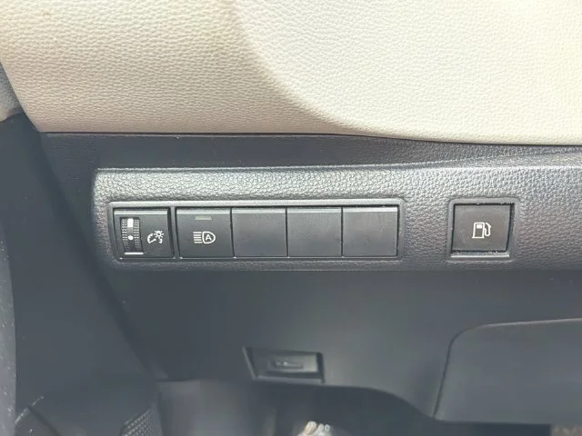 Used 2023 White Toyota LE image 29