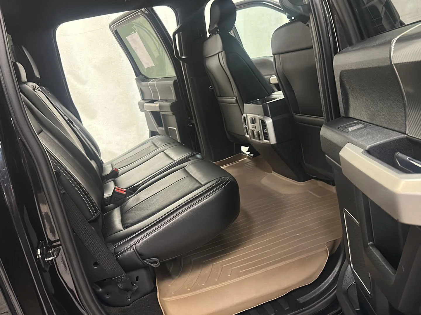 Used 2019 Agate Black Metallic Ford LARIAT image 30