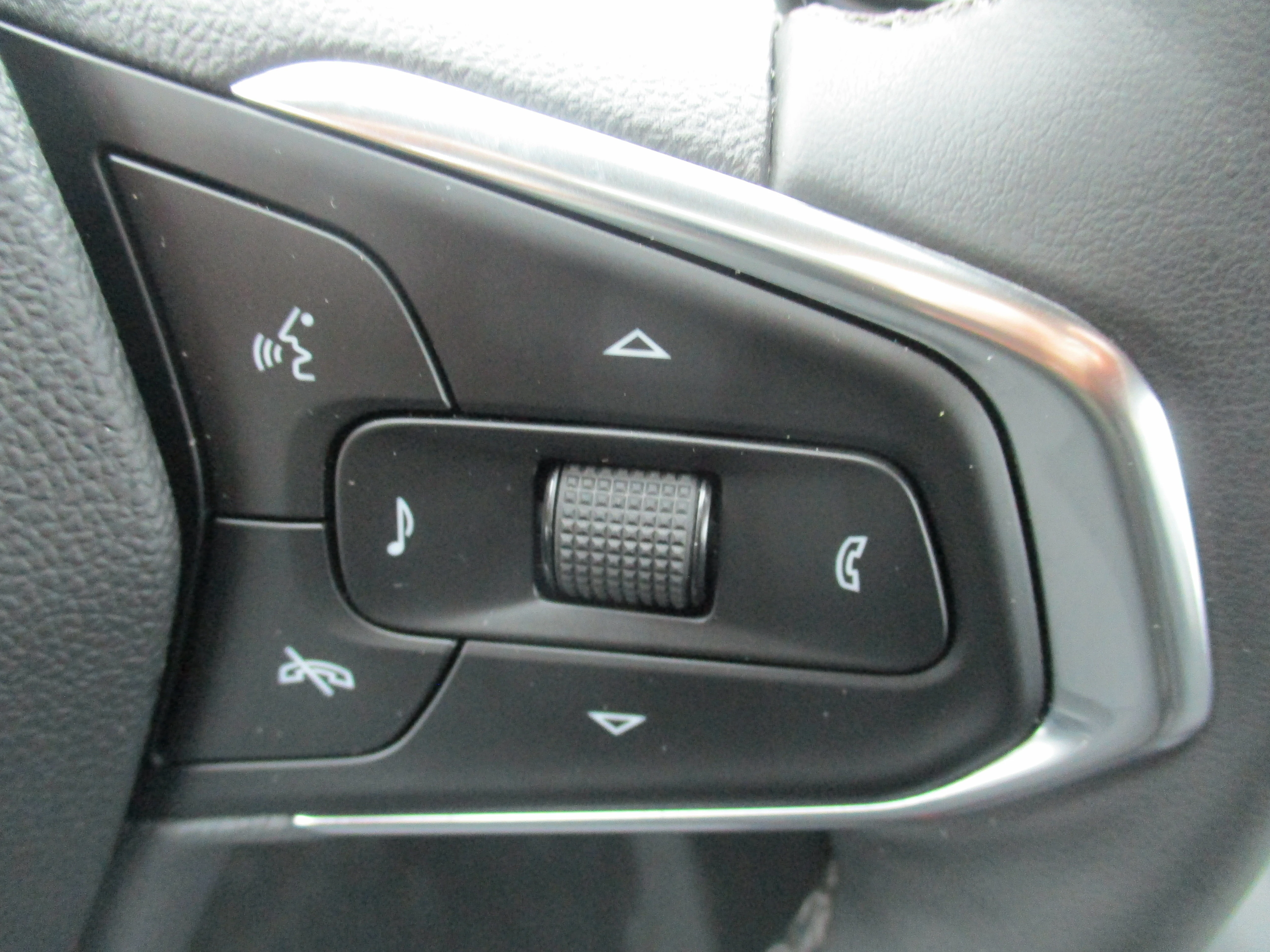 Used 2025 Sterling Gray Metallic Chevrolet LT FWD image 9