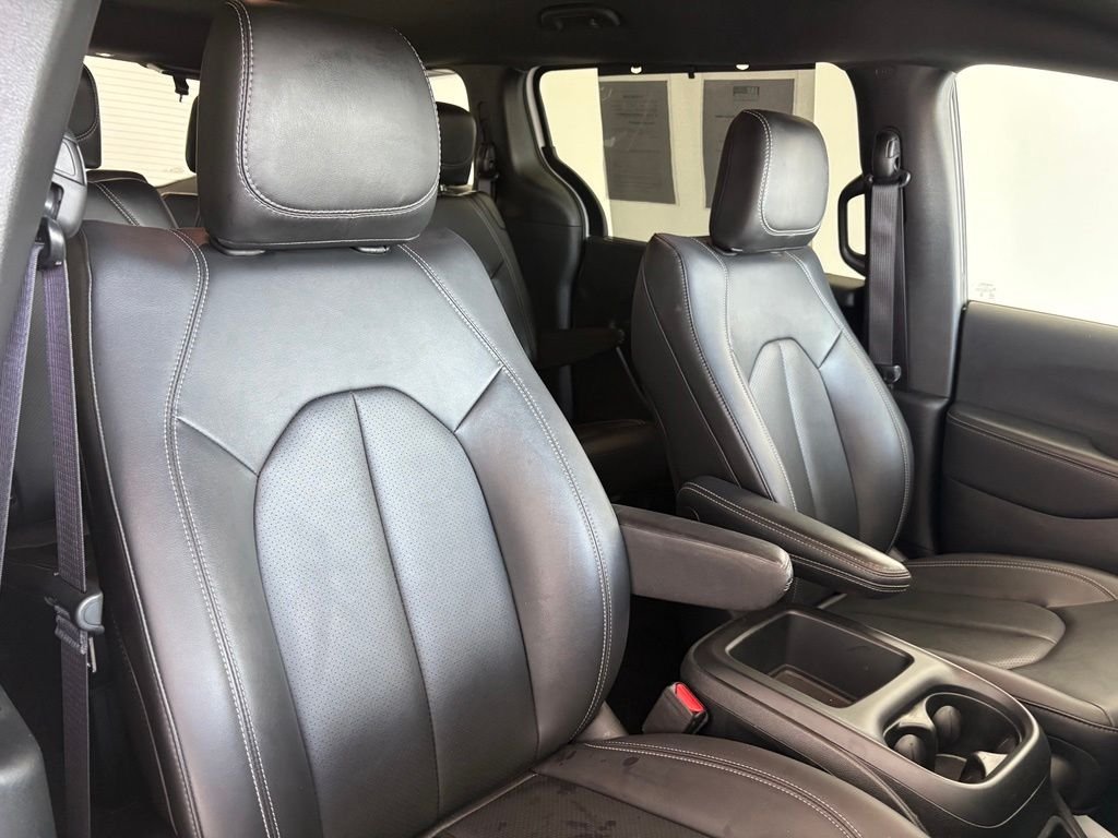 Used 2025 White Chrysler Select image 39