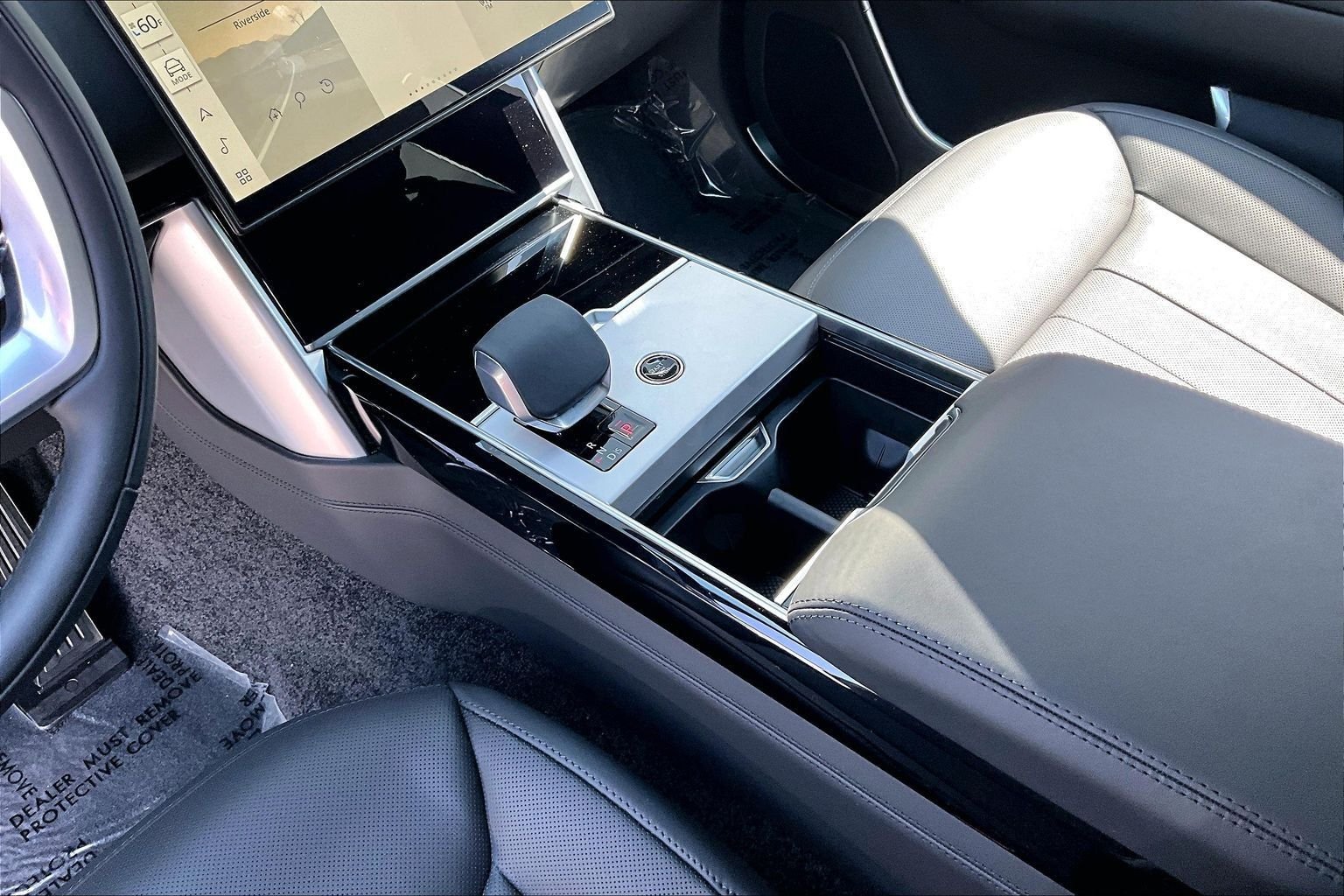New 2026 Santorini Black Land Rover SE image 8