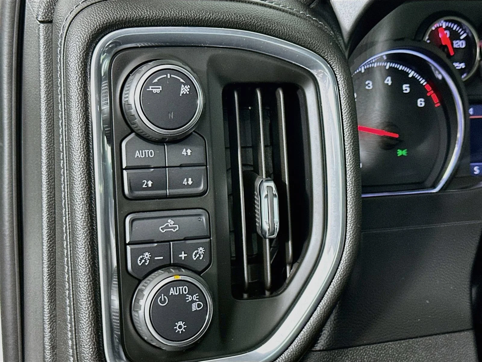 Used 2019 SUMMIT WHITE Chevrolet LT image 11