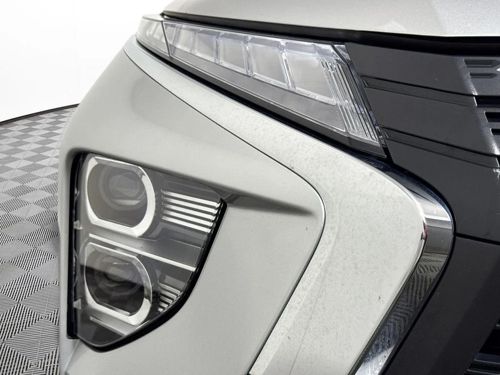 Used 2024 Silver Mitsubishi SE image 17