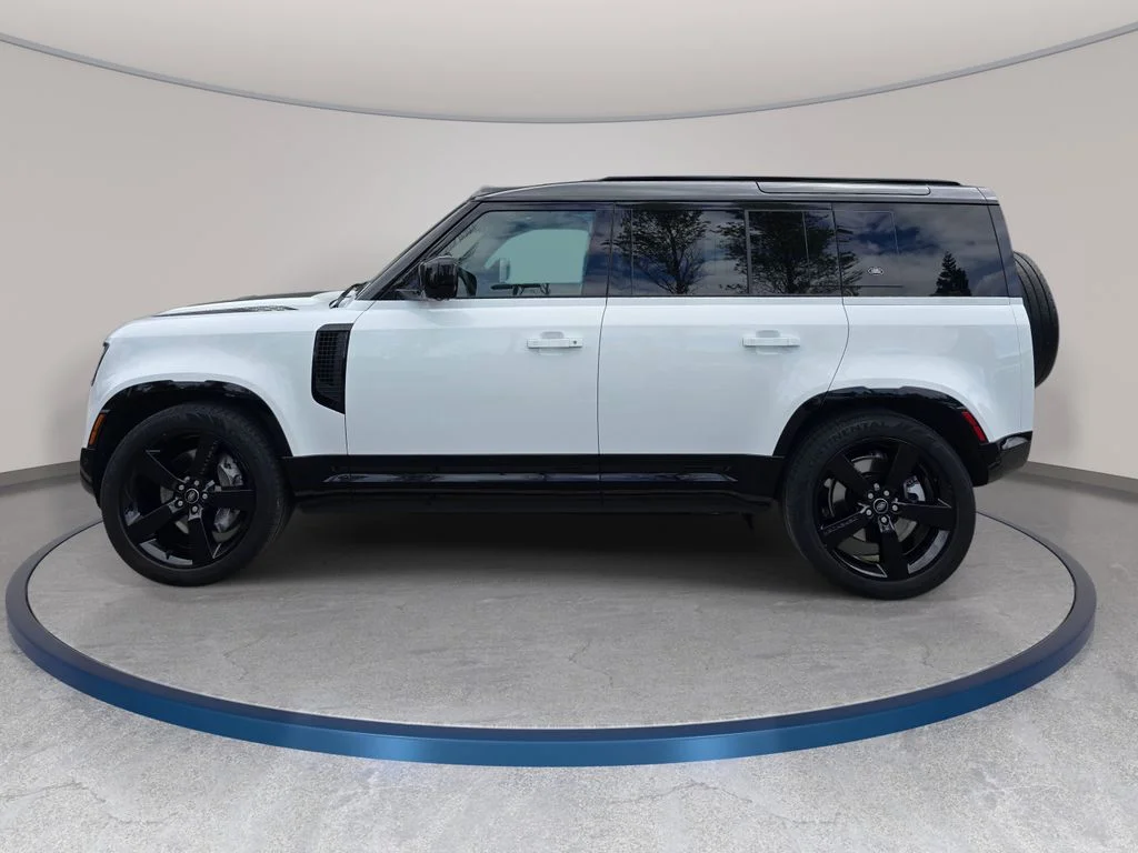 Used 2023 Fuji White Land Rover X-Dynamic SE image 8