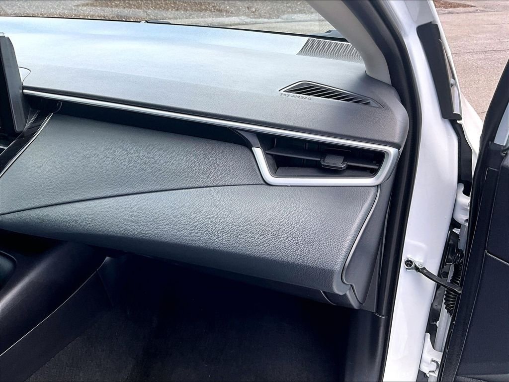 Used 2025 White Toyota LE image 13