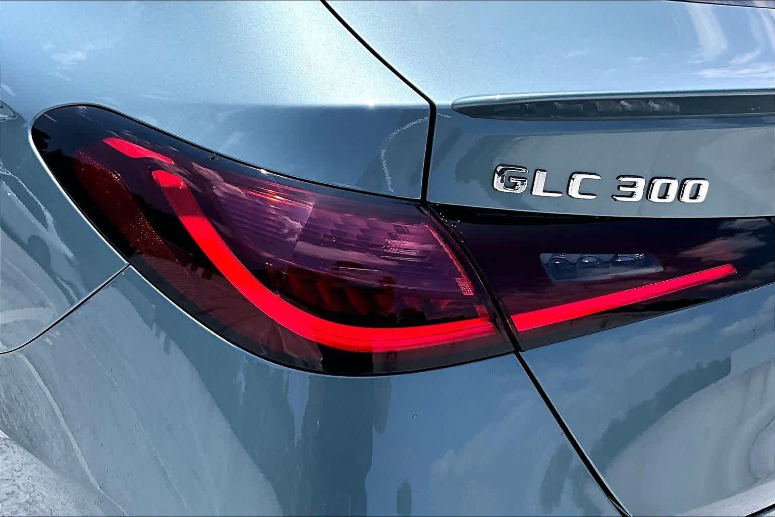 Used 2026 Verde Silver Metallic Mercedes-Benz GLC 300 image 28