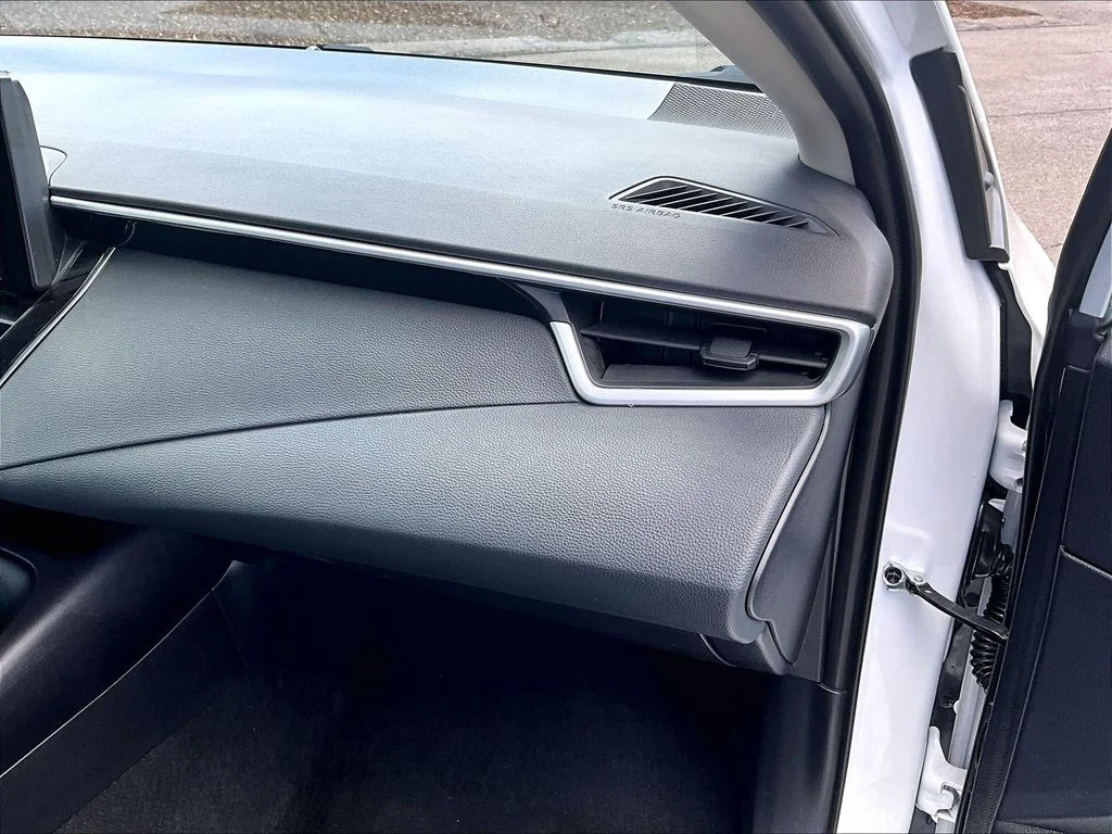 Used 2025 White Toyota LE image 13