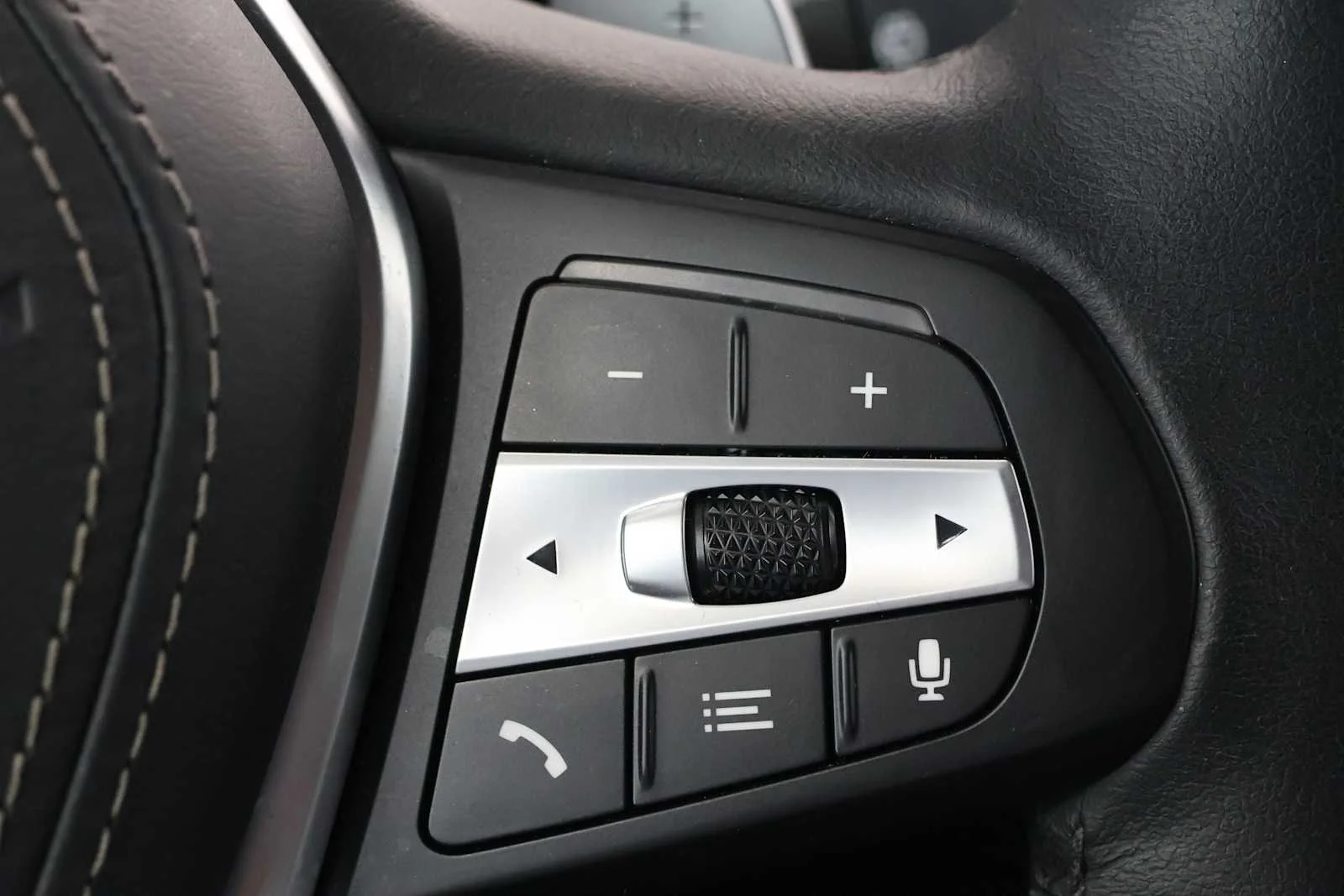 Certified Used 2026 Mineral White Metallic BMW xDrive40i image 21
