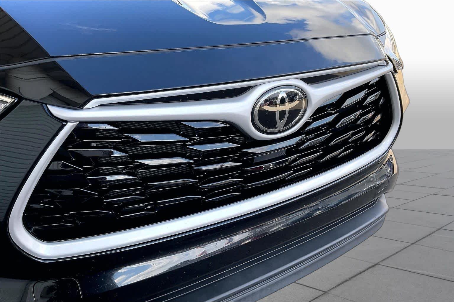 Used 2026 Midnight Black Metallic Toyota XLE image 30